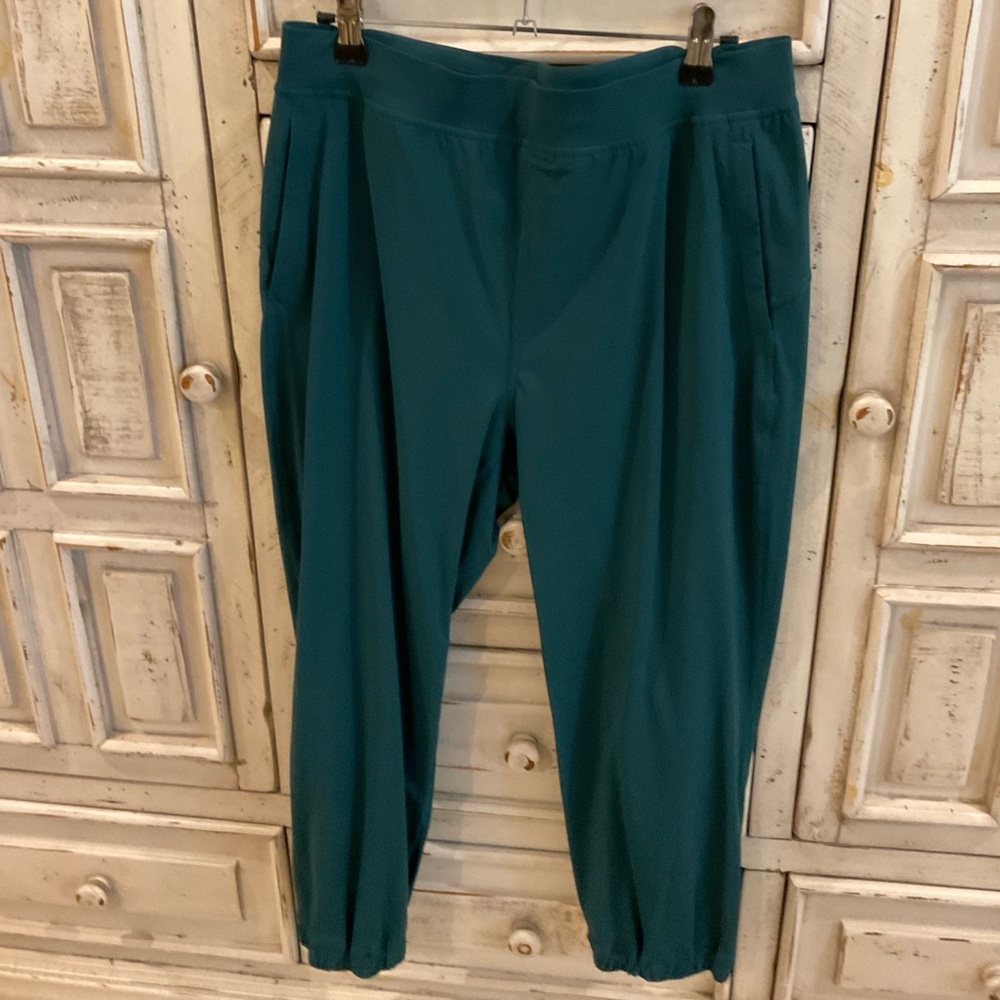 Lululemon NWOT Adapted State HR Jogger Cropped - Forest Green